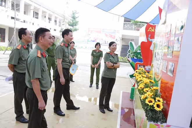 Đại tá Vũ Hồng Văn, Giám đốc Công an tỉnh Đồng Nai tham quan một số tác phẩm.