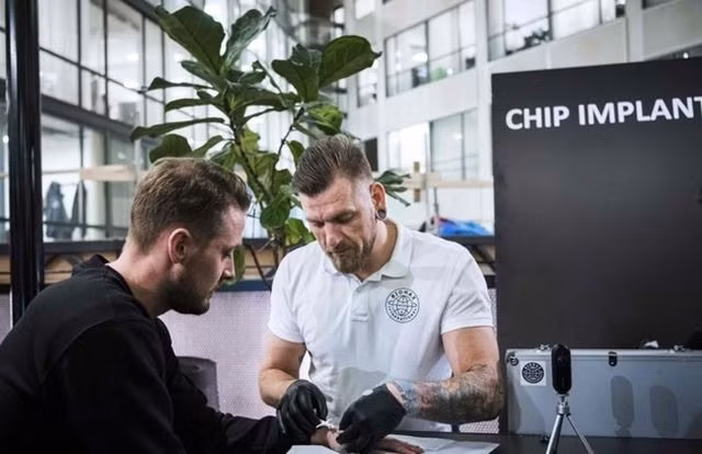 Một người đàn ông Thụy Điển được cấy chip vào cơ thể.