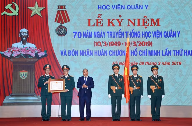 Thủ tướng Nguyễn Xuân Phúc trao tặng Huân chương Hồ Chí Minh cho Học viện Quân y. Ảnh: TTXVN