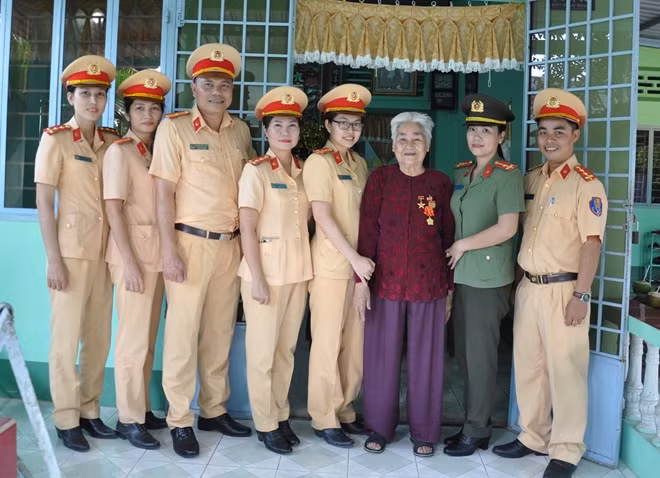 Cán bộ Phòng CSGT đường bộ thăm, tặng quà Mẹ Việt nam Anh hùng Tăng Thị Bảy.