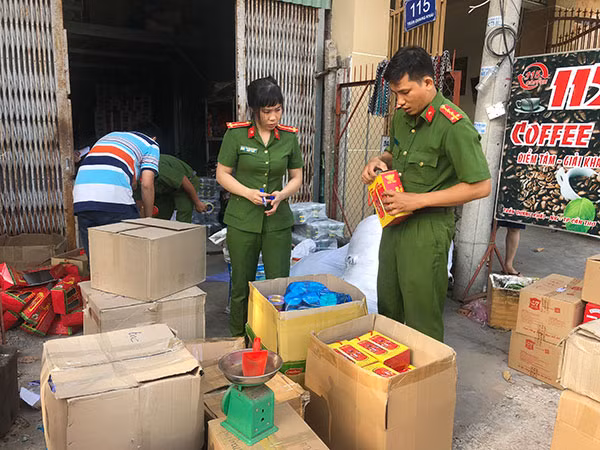 Lực lượng Công an kiểm đếm số trả giả và rượu không có hóa đơn chứng từ.