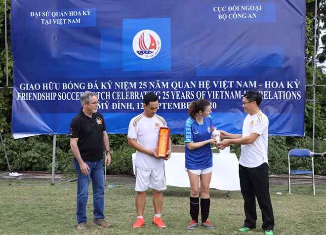Ngài Joe Harms, Trưởng Phòng An ninh, ĐSQ Mỹ tại Việt Nam và Thượng tá Lê Hoàng Dương, Trưởng Phòng 4 - Cục Đối ngoại, Bộ Công an trao quà lưu niệm cho Đội trưởng hai đội bóng.