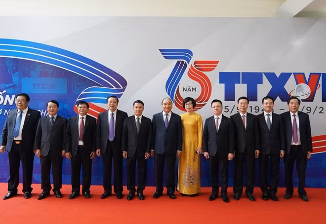 Thủ tướng Nguyễn Xuân Phúc cùng các đại biểu và lãnh đạo TTXVN tại lễ kỷ niệm. - Ảnh: VGP/Quang Hiếu
