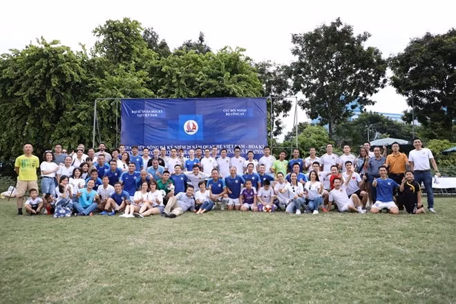 Cầu thủ và cổ động viên hai đội chụp ảnh lưu niệm.