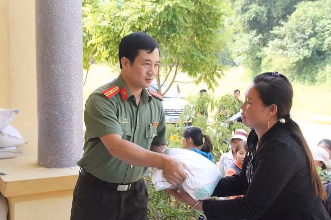Đại diện lãnh đạo phòng Công tác Chính trị, Công an tỉnh Thanh Hóa trao quà cho bà con.