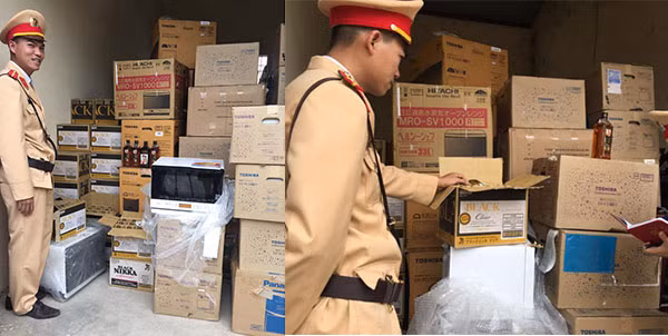 Cảnh sát giao thông đang kiểm tra số hang hóa thu được