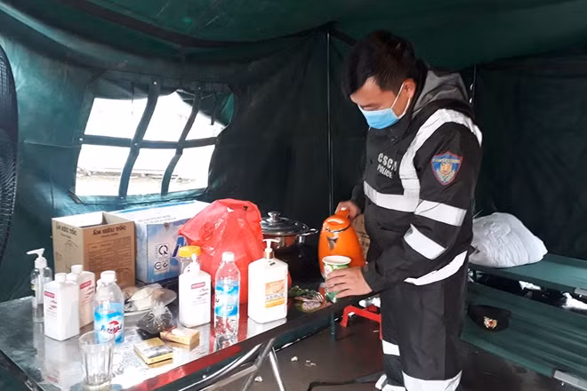 Cán bộ, chiến sĩ Công an TP Hà Nội trực chốt kiểm dịch COVID-19 tại cửa ngõ phía Bắc của TP.