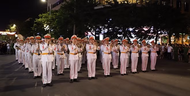 Đoàn Nghi lễ CAND biểu diễn phục vụ người dân và du khách trên khu phố đi bộ quanh Hồ Hoàn Kiếm, Hà Nội.