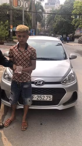 Đối tượng Nguyễn Bá Anh và tang vật. Đối tượng Nguyễn Bá Anh và tang vật.