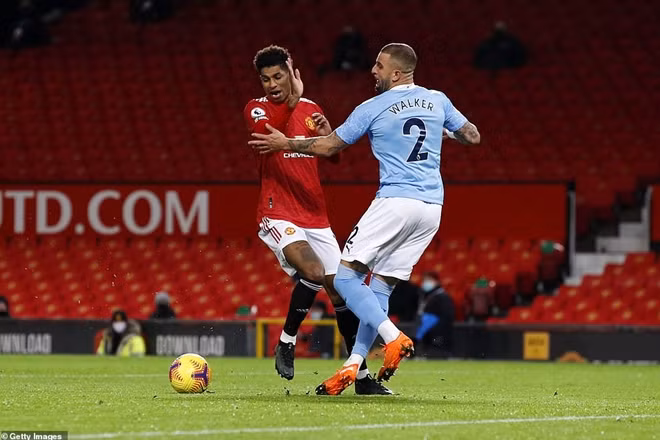 Nhìn vào đội hình xuất phát có thể thấy M.U và ManCity đều không muốn thua chứ không đặt nặng một chiến thắng trong trận đấu này.