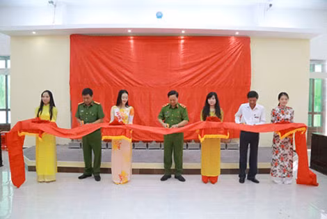 Đ/c Giám đốc Học viện CSND, đồng chí Phó giám đốc Công an tỉnh Cà Mau và đại diện Lãnh đạo trường Đại học Luật TP Hồ Chí Minh cắt băng khánh thành bảng khắc đá ghi danh các đồng chí CAND tham gia chuyên án CM12 Đ/c Giám đốc Học viện CSND, đồng chí Phó giám đốc Công an tỉnh Cà Mau và đại diện Lãnh đạo trường Đại học Luật TP Hồ Chí Minh cắt băng khánh thành bảng khắc đá ghi danh các đồng chí CAND tham gia chuyên án CM12