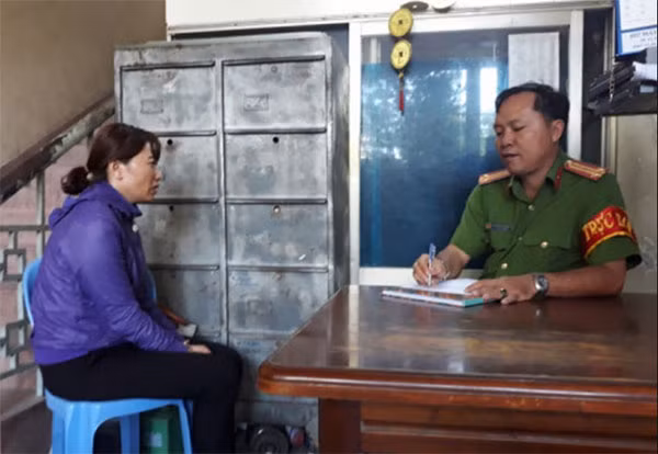 Công an quận 12 làm việc với chủ cơ sở Mẫu giáo Mầm Xanh - bà Phạm Thị Mỹ Linh.