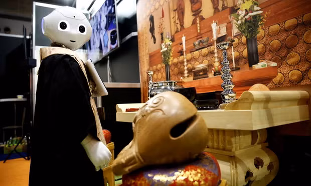 "Sư thầy robot" mặc áo choàng nhà Phật đứng trước bàn thờ tang lễ trong triển lãm "Life Ending Industry Expo" tại Tokyo, Nhật Bản.