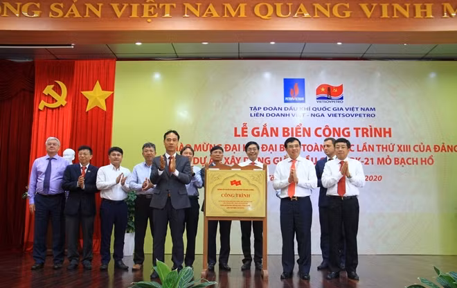 Lãnh đạo Petrovietnam và lãnh đạo Vietsovpetro thực hiện nghi thức gắn biển công trình giàn BK21.