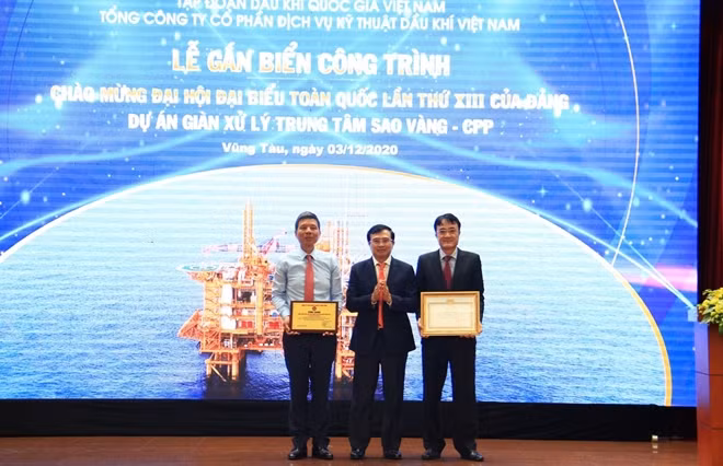 Chủ tịch HĐTV Petrovietnam Hoàng Quốc Vượng trao biểu trưng và bằng khen của Đảng ủy Khối Doanh nghiệp Trung ương cho Đảng bộ Vietsovpetro.