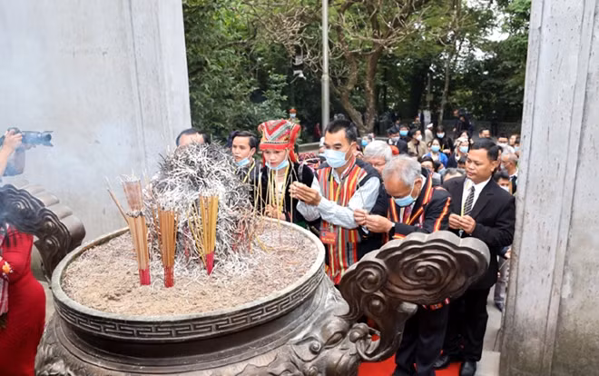 Các đại biểu dâng hương tưởng nhớ, tri ân anh linh các Vua Hùng tại Đền Thượng.