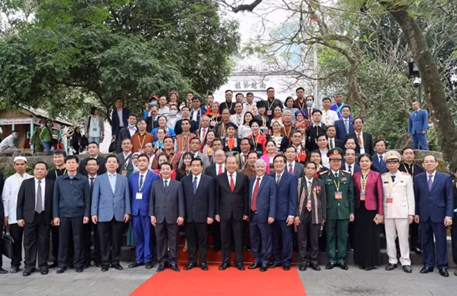 Đoàn đại biểu 54 dân tộc chụp ảnh lưu niệm trước cổng Đền Thượng.