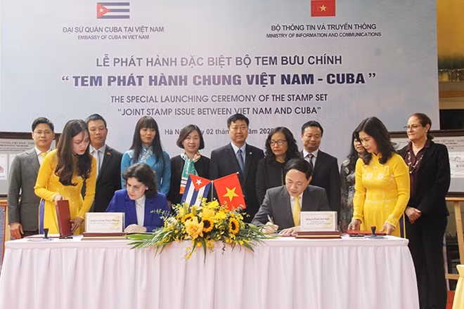 Lãnh đạo Bộ Thông tin - Truyền thông và Đại sứ Cuba tại Việt Nam ký phát hành bộ tem.