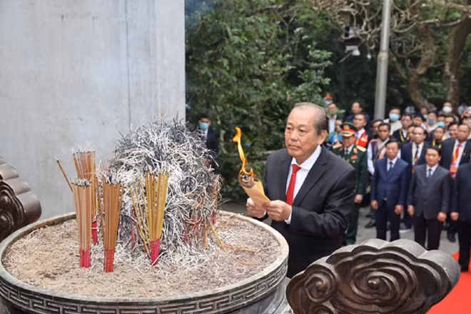 Đồng chí Trương Hòa Bình dâng hương cùng đoàn đại biểu dâng hương tại Đền Thượng.