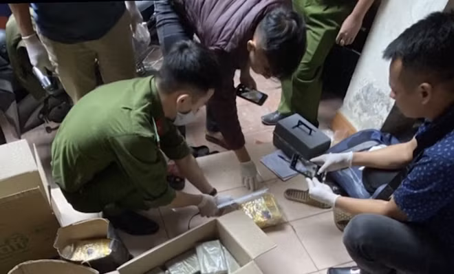 Lực lượng điều tra tiến hành xét nghiệm số ma túy tang vật.