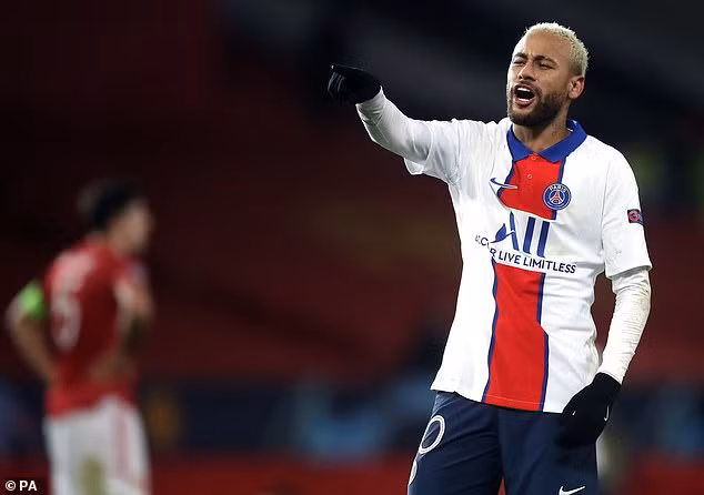 Lợi thế hơn người giúp PSG chiếm ưu thế hoàn toàn. Neymar hoàn tất cú đúp của mình đồng thời giúp PSG đánh bại M.U.