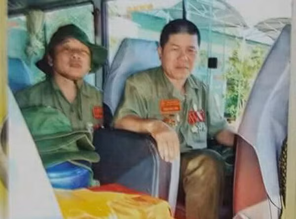 Một lần mang hài cốt đồng đội trở về quê hương.