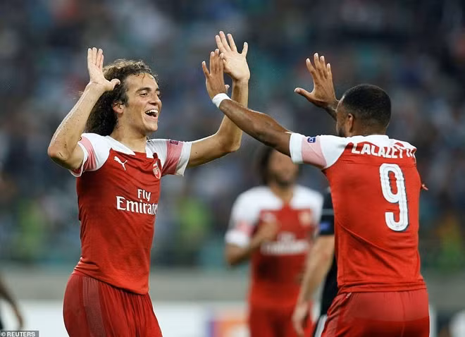 Arsenal có chiến thắng đậm đà 3-0 để giữ vững ngôi đầu bảng E.