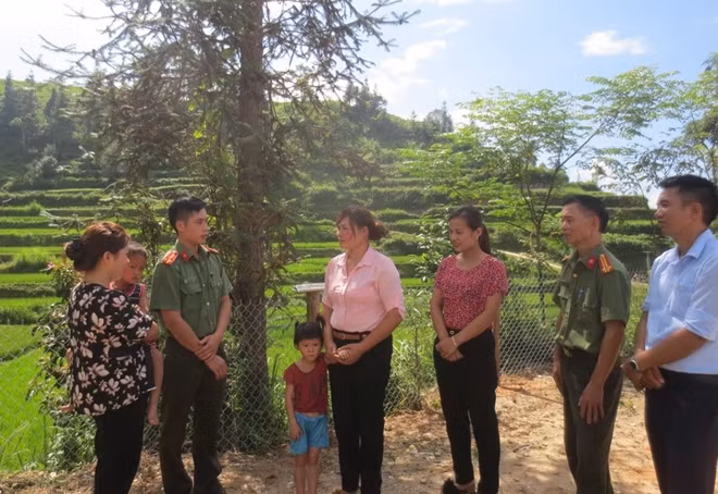 Công an huyện Xín Mần tăng cường tuyên truyền pháp luật tới bà con các chòm bản.