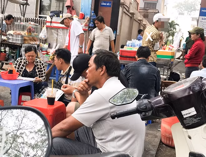 Hải “ma” (dấu X) hòa vào dòng người chờ khám bệnh trước cửa bệnh viện.