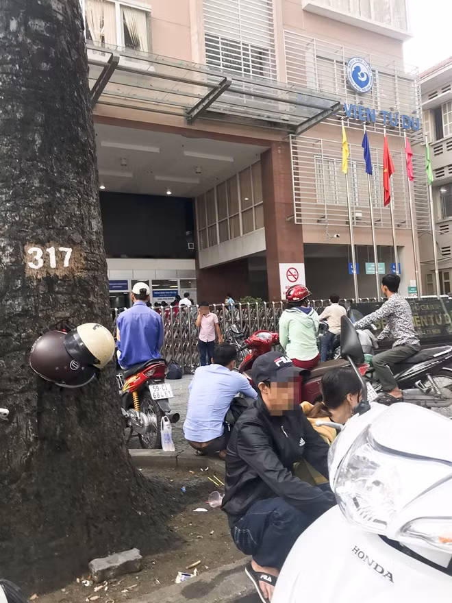 Khu vực ngoài bệnh viện là nơi “chim lợn” ẩn mình hoạt động.