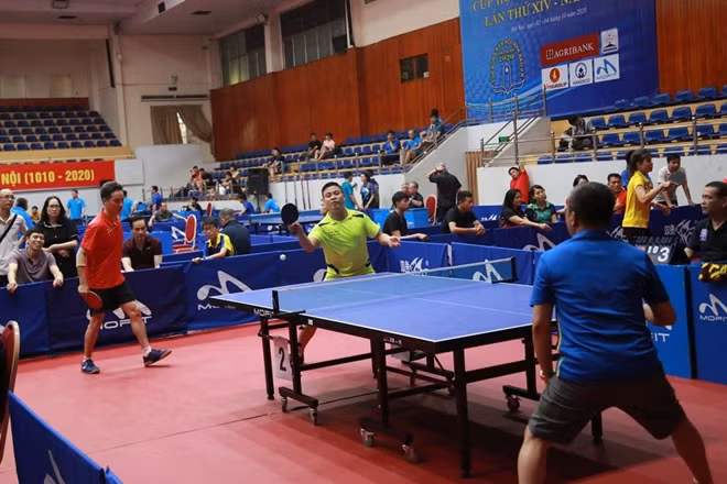 Tại nội dung đôi nam, cặp Quang Hòa - Trang Dũng giành chiến thắng 3-0 (11-4; 11-3; 11-2) trước cặp vận động viên của đội Tạp chí Quốc phòng Toàn dân.