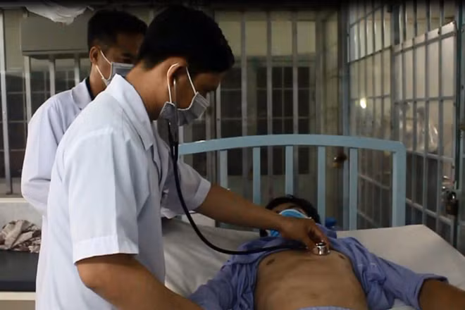 Bác sĩ thăm khám sức khỏe cho người nghiện.
