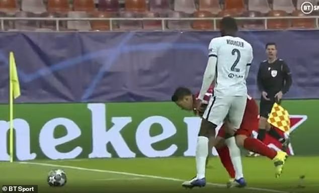 Tình huống đáng chú ý nhất của Suarez hôm nay không phải là ghi bàn mà là pha va chạm với Antonio Rudiger.