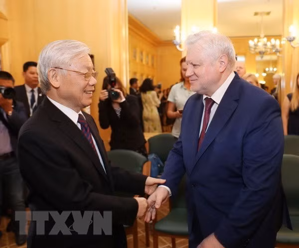 Tổng Bí thư Nguyễn Phú Trọng tiếp Chủ tịch Đảng nước Nga Công bằng Sergey Mikhailovich Mironov. (Ảnh: Trí Dũng/TTXVN)