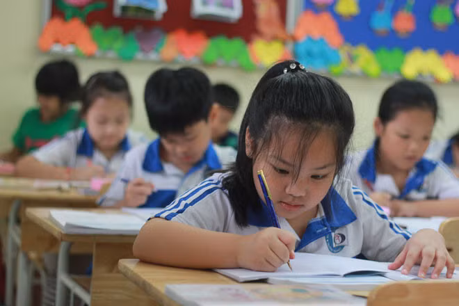 Nhiều ý kiến cho rằng không nên bắt học sinh đóng 100.000 đồng để “giải cứu giáo viên”.