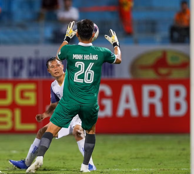 Sau khi bị dẫn trước, Hà Nội FC dồn mọi nỗ lực nhằm tìm kiếm bàn gỡ hòa tuy nhiên hàng thủ đội khách có một ngày chơi quá thành công.