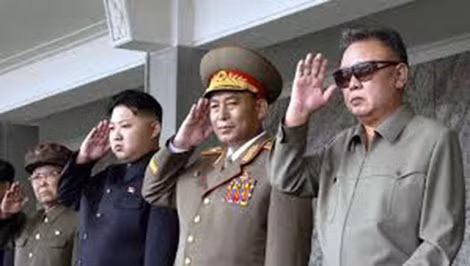 Ông Kim Jong Un (thứ 3 từ phải sang) dự một cuộc duyệt binh cùng cha mình vào năm 2011.