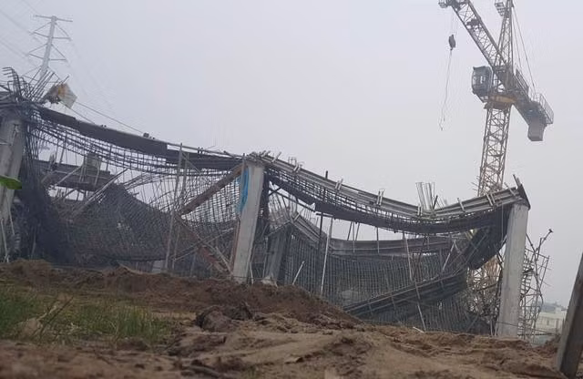 Hiện trường vụ sập giàn giáo. Ảnh: H.B.