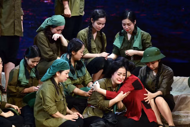 Cảnh trong vở “Hoa lửa Truông Bồn”. Cảnh trong vở “Hoa lửa Truông Bồn”.