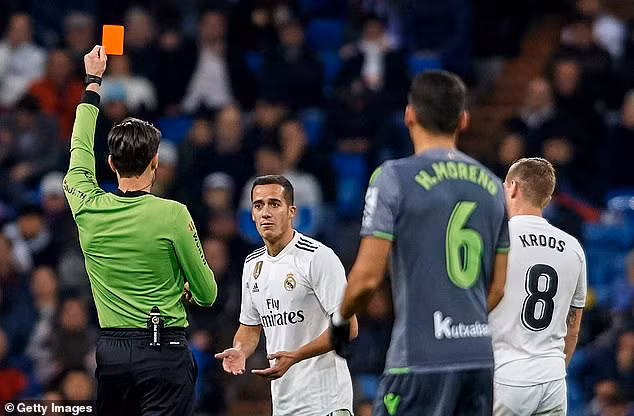 Lucas Vazquez nhận thẻ đỏ rời sân.