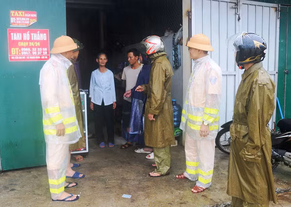 Lực lượng Công an Hà Tĩnh xuống cơ sở phối hợp với chính quyền địa phương giúp dân phòng chống bão.