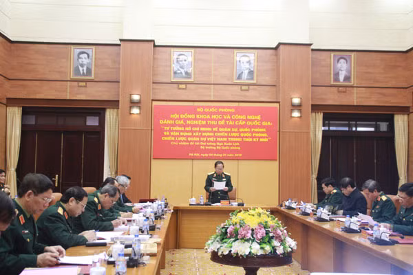 Trung tướng, GS.TS Nguyễn Ngọc Thanh, Chủ tịch Hội đồng thông qua nội dung làm việc của Hội đồng và điều hành phiên họp.