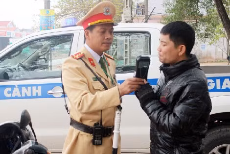 Đại úy Hoàng Anh Tuấn trong một lần làm nhiệm vụ tại hiện trường. Đại úy Hoàng Anh Tuấn trong một lần làm nhiệm vụ tại hiện trường.