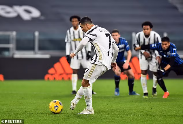 Bị gỡ hòa Juventus càng đẩy mạnh tấn công nhưng không thành công. Đang bế tắc thì "lão bà" nhận được một món quà đó là quả penalty sau tình huống Chiesa thực hiện pha đột phá trong vòng cấm đội khách và bị phạm lỗi. Như mọi khi Ronaldo là người bước lên thực hiện quả đá phạt nhưng đáng tiếc chân sút 35 tuổi đã thất bại. Bị gỡ hòa Juventus càng đẩy mạnh tấn công nhưng không thành công. Đang bế tắc thì "lão bà" nhận được một món quà đó là quả penalty sau tình huống Chiesa thực hiện pha đột phá trong vòng cấm đội khách và bị phạm lỗi. Như mọi khi Ronaldo là người bước lên thực hiện quả đá phạt nhưng đáng tiếc chân sút 35 tuổi đã thất bại.