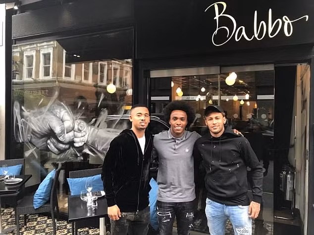 Neymar(phải) cùng Gabriel Jesus tới thăm nhà hàng của Willian tại trung tâm London. Ảnh: Daily Mail