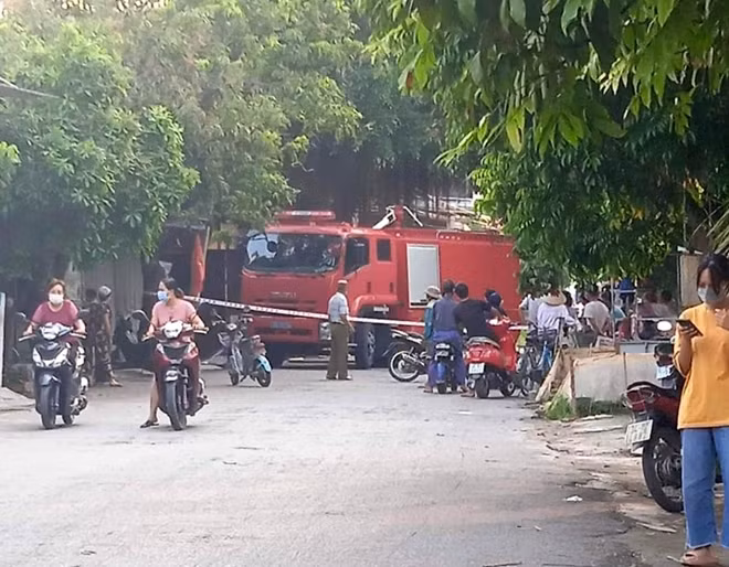 Lực lượng chức năng phong tỏa hiện trường để thực hiện công tác khám nghiệm, thu thập dấu vết .