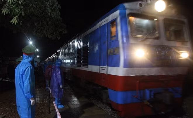 Đoàn tàu SE 14 chở 814 công dân Hà Tĩnh đang lưu trú, làm việc từ TP Hồ Chí Minh và các tỉnh phía Nam đã về đến Hà Tĩnh.
