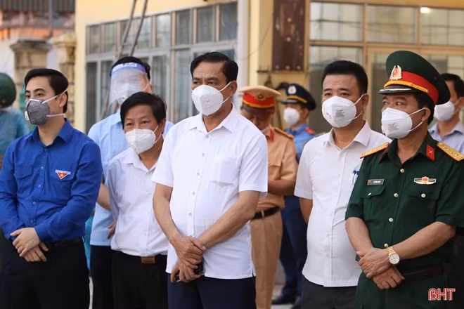Chủ tịch UBND tỉnh Võ Trọng Hải, chỉ đạo đón đoàn tại ga Yên Trung, huyện Đức Thọ.