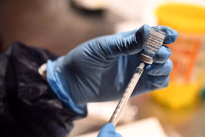 Vaccine hiện là phương pháp đánh chặn tốt nhất đối với dịch bệnh COVID-19. Trong ảnh: Một y tá chuẩn bị liều tiêm vaccine Pfizer-BioNtech Ảnh: AFP.