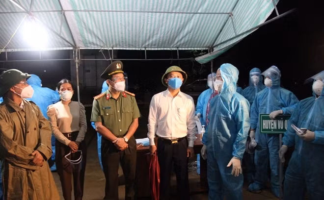 Phó Chủ tịch UBND tỉnh Lê Ngọc Châu, Giám đốc Công an tỉnh Hà Tĩnh Đại tá Lê Khắc Thuyết chỉ đạo đón Công dân tại ga Hương Phố Hương Khê.